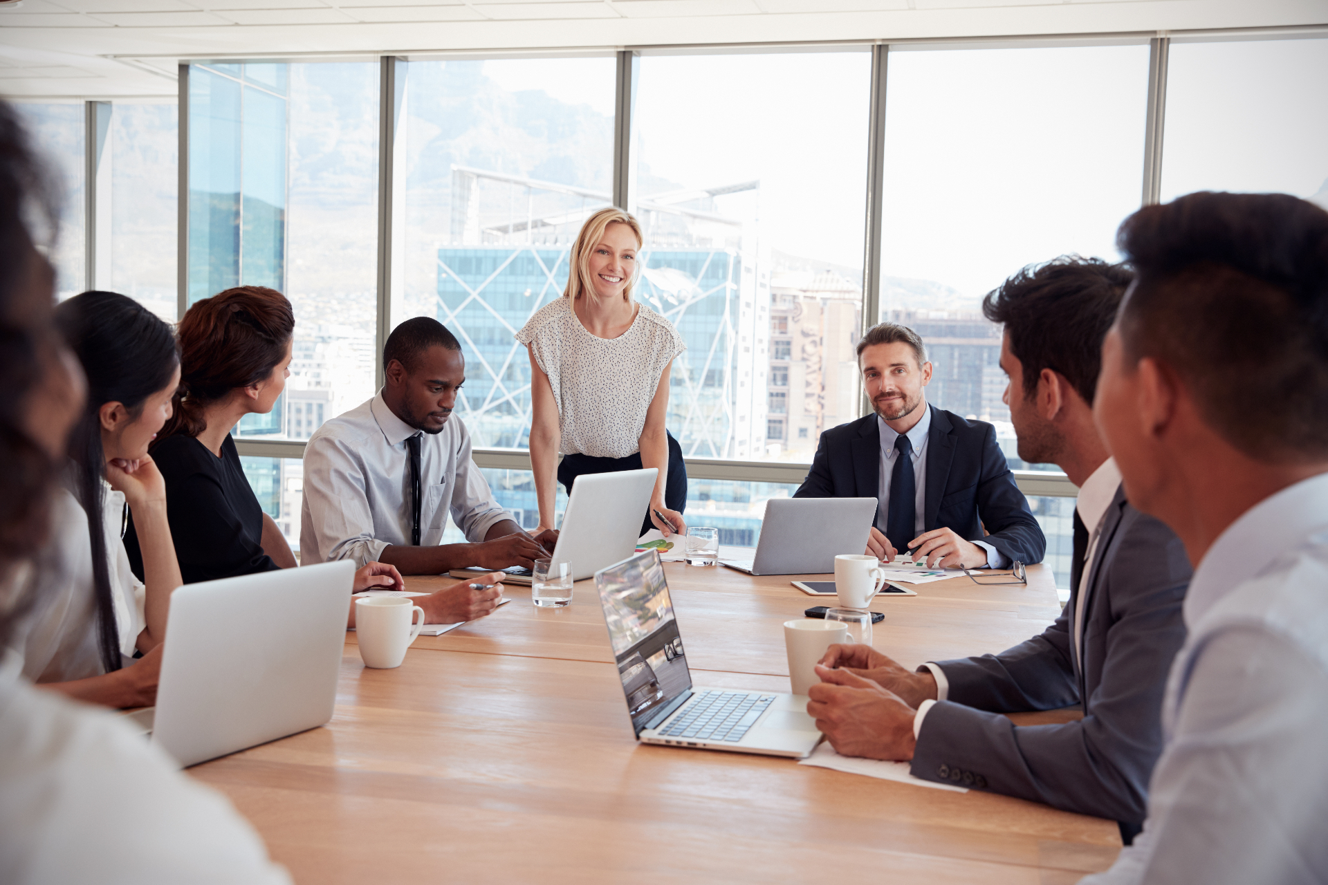 Reunião de acionistas e família empresária discutindo governança